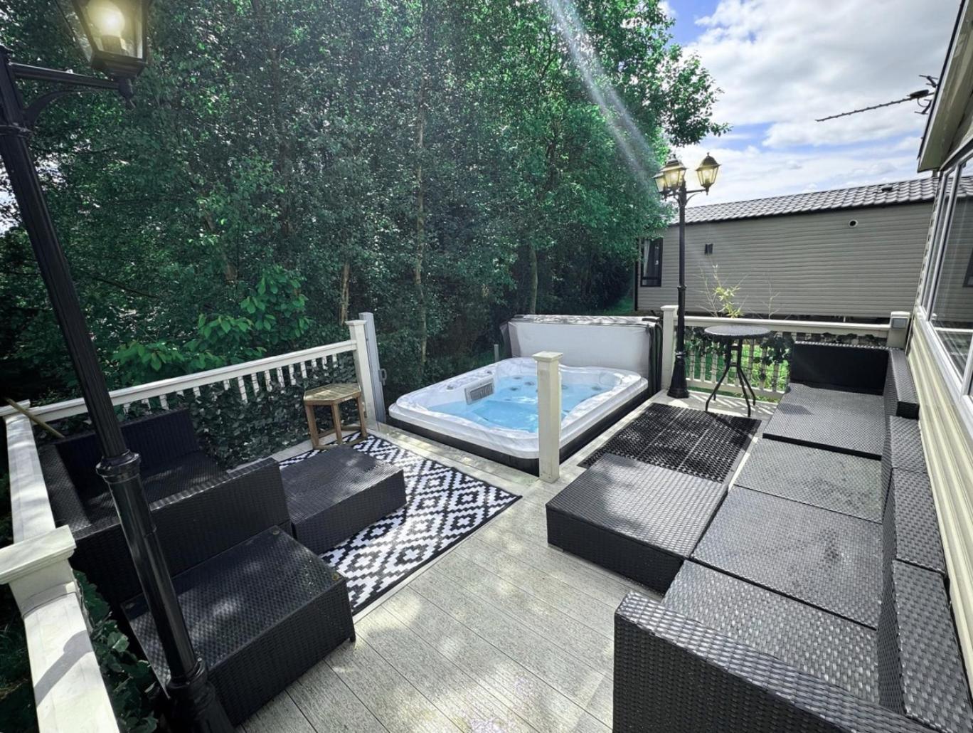Lovely Private Hot Tub With Free Golf Holiday home Swarland